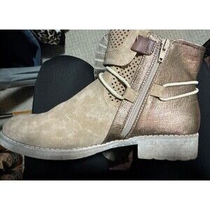 Dirty Laundry Tan Lug Sole Ankle Boots Boots Man Made Uppers Size 9.5. EUC